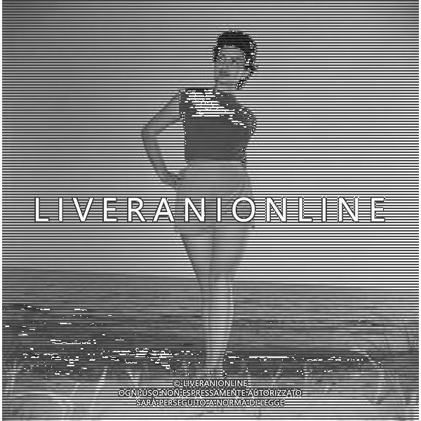 RETROSPETTIVA EVA FISCHER PITTRICE JUGOSLAVA NATURALIZZATA ITALIANA AL MARE SULLA SPIAGGIA NEGLI ANNI \'50-60 ©Archivio Giovanni Liverani/AGENZIA ALDO LIVERANI SAS