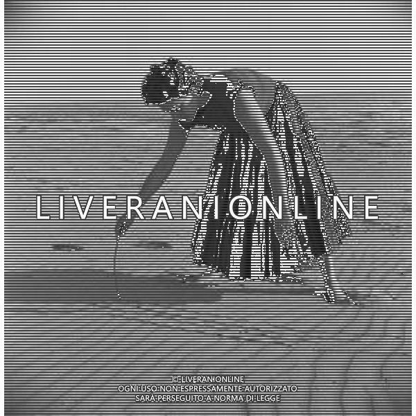 RETROSPETTIVA EVA FISCHER PITTRICE JUGOSLAVA NATURALIZZATA ITALIANA AL MARE SULLA SPIAGGIA NEGLI ANNI \'50-60 ©Archivio Giovanni Liverani/AGENZIA ALDO LIVERANI SAS