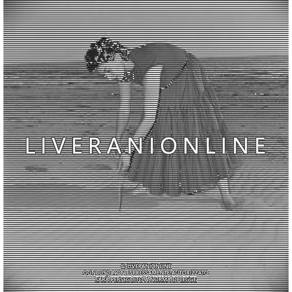 RETROSPETTIVA EVA FISCHER PITTRICE JUGOSLAVA NATURALIZZATA ITALIANA AL MARE SULLA SPIAGGIA NEGLI ANNI \'50-60 ©Archivio Giovanni Liverani/AGENZIA ALDO LIVERANI SAS