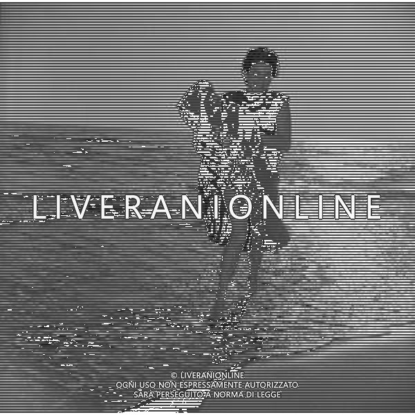 RETROSPETTIVA EVA FISCHER PITTRICE JUGOSLAVA NATURALIZZATA ITALIANA AL MARE SULLA SPIAGGIA NEGLI ANNI \'50-60 ©Archivio Giovanni Liverani/AGENZIA ALDO LIVERANI SAS