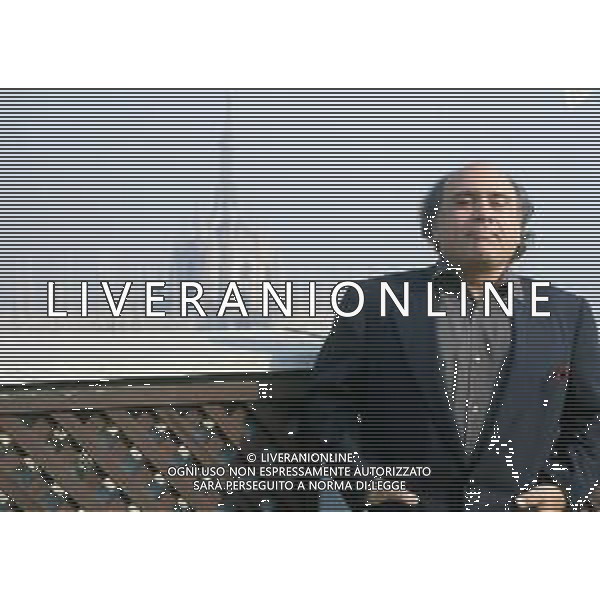 RETROSPETTIVA DANNY DE VITO ATTORE NELLA FOTO DANNY DE VITO A MILANO IN TERRAZZA MARTINI NELL\'ANNO 1989 AG ALDO LIVERANI SAS