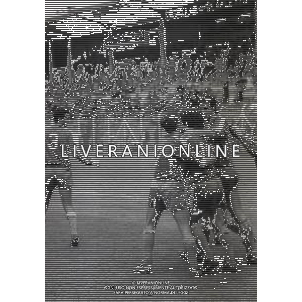 28-11-1983 COMO CAMPIONATO DI CALCIO SERIE B COMO CATANIA 1-0 NELLA FOTO ABBRACCI GIOCATORI COMO DOPO IL GOAL AG ALDO LIVERANI SAS