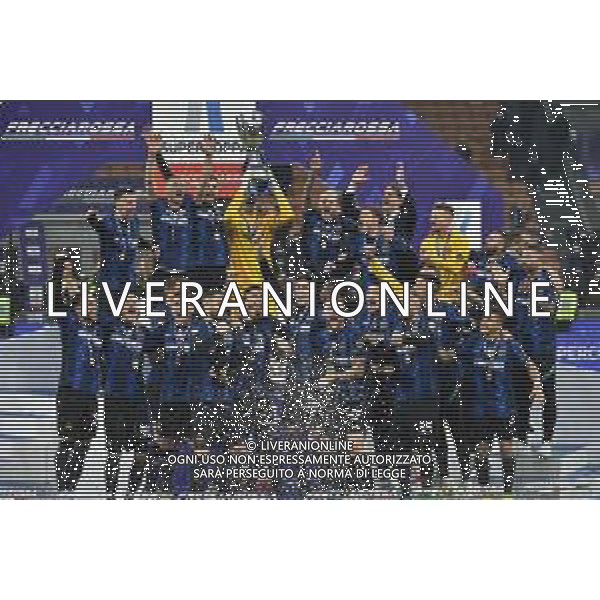 festeggiamenti Inter - samir handanovic con il trofeo Inter vs Juventus Finale Supercoppa Frecciarossa Milano 12-01-2022 Stadio Giuseppe Meazza - San Siro foto Roberto Garavaglia/ag. Aldo Liverani sas /AGENZIA ALDO LIVERANI SAS