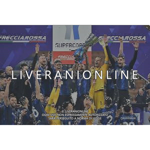 festeggiamenti Inter - samir handanovic con il trofeo Inter vs Juventus Finale Supercoppa Frecciarossa Milano 12-01-2022 Stadio Giuseppe Meazza - San Siro foto Roberto Garavaglia/ag. Aldo Liverani sas /AGENZIA ALDO LIVERANI SAS