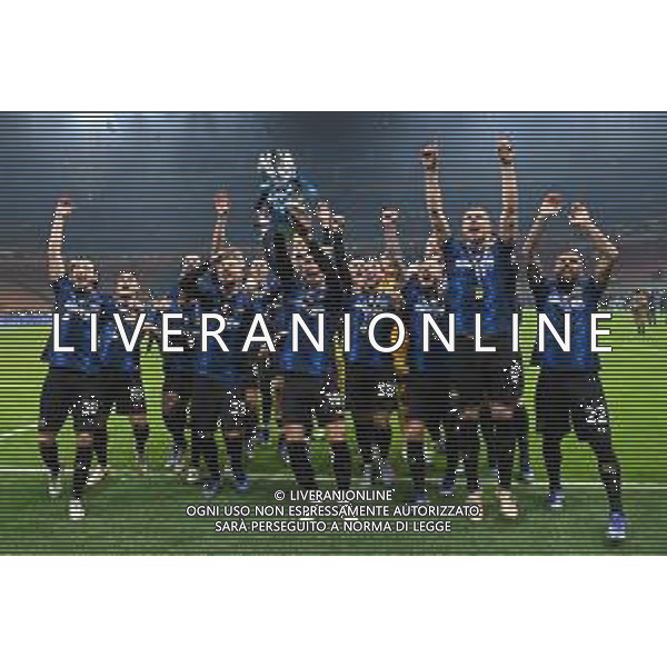 festeggiamenti Inter - joaquin correa con il trofeo Inter vs Juventus Finale Supercoppa Frecciarossa Milano 12-01-2022 Stadio Giuseppe Meazza - San Siro foto Roberto Garavaglia/ag. Aldo Liverani sas /AGENZIA ALDO LIVERANI SAS