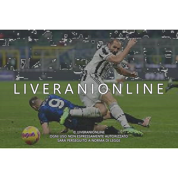 Milano 12.01.2022 Stadio Giuseppe Meazza ©Alessandro Falzone/Agenzia Aldo Liverani Inter vs Juventus Supercoppa Frecciarossa Nella foto : Edin Dzeko-Giorgio Chiellini