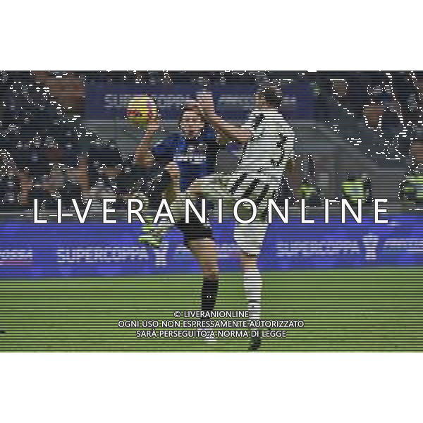 Matteo Darmian (Inter) anticipa Giorgio Chiellini (Juventus) e serve ad Alexis Sanchez la palla per il gol del 2 a 1 Inter Inter vs Juventus Finale Supercoppa Frecciarossa Milano 12-01-2022 Stadio Giuseppe Meazza - San Siro foto Roberto Garavaglia/ag. Aldo Liverani sas /AGENZIA ALDO LIVERANI SAS