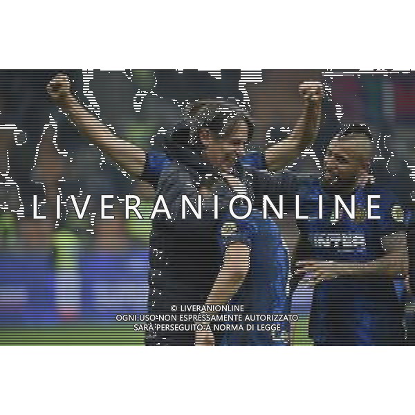 Simone Inzaghi allenatore Inter esultanza finale con Alexis Sanchez (Inter) e sulla DX Arturo Vidal (Inter) Inter vs Juventus Finale Supercoppa Frecciarossa Milano 12-01-2022 Stadio Giuseppe Meazza - San Siro foto Roberto Garavaglia/ag. Aldo Liverani sas /AGENZIA ALDO LIVERANI SAS