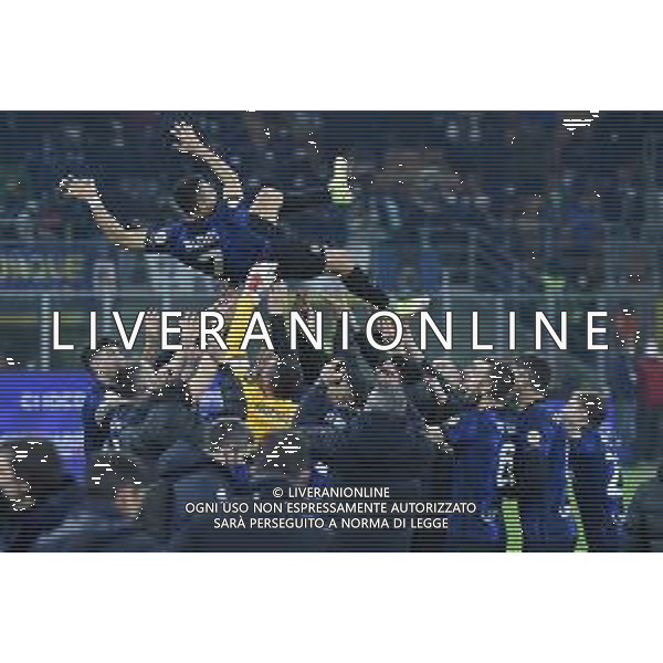 Alexis Sanchez (Inter) lanciato in aria dai compagni di squadra a fine gara - Esultanza e festeggiamenti Inter vs Juventus Finale Supercoppa Frecciarossa Milano 12-01-2022 Stadio Giuseppe Meazza - San Siro foto Roberto Garavaglia/ag. Aldo Liverani sas /AGENZIA ALDO LIVERANI SAS