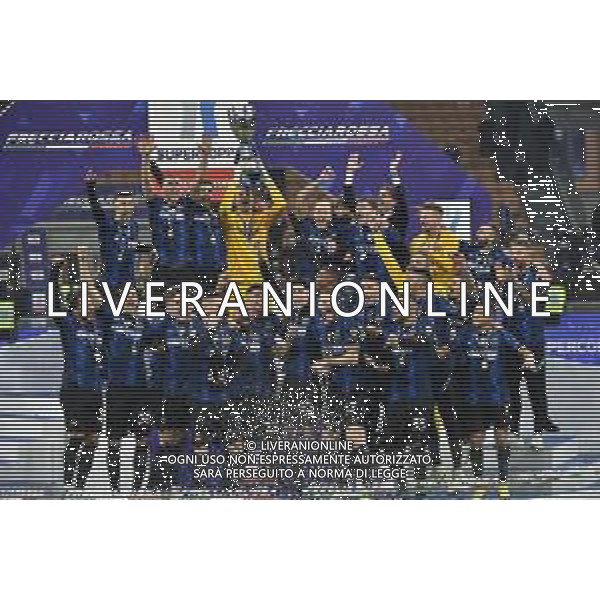 festeggiamenti Inter dopo la premiazione - samir handanovic con il trofeo Inter vs Juventus Finale Supercoppa Frecciarossa Milano 12-01-2022 Stadio Giuseppe Meazza - San Siro foto Roberto Garavaglia/ag. Aldo Liverani sas /AGENZIA ALDO LIVERANI SAS