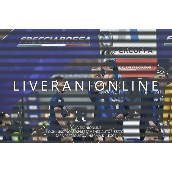 festeggiamenti Inter dopo la premiazione - Edin Dzeko (Inter) e sulla SX Lautaro Martinez (Inter) con il trofeo Inter vs Juventus Finale Supercoppa Frecciarossa Milano 12-01-2022 Stadio Giuseppe Meazza - San Siro foto Roberto Garavaglia/ag. Aldo Liverani sas /AGENZIA ALDO LIVERANI SAS