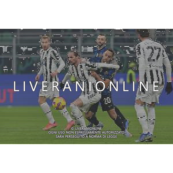 Milano 12.01.2022 Stadio Giuseppe Meazza ©Alessandro Falzone/Agenzia Aldo Liverani Inter vs Juventus Supercoppa Frecciarossa Nella foto : Adrien Rabiot-Hakan Calhanoglu