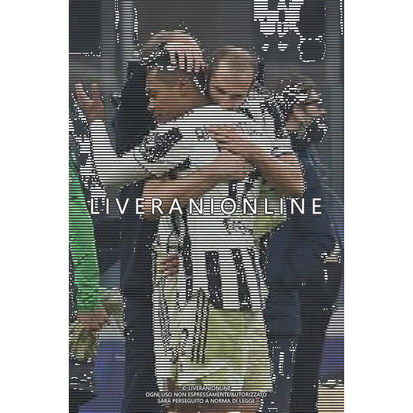 Milano 12.01.2022 Stadio Giuseppe Meazza ©Alessandro Falzone/Agenzia Aldo Liverani Inter vs Juventus Supercoppa Frecciarossa Nella foto : Alex Sandro consolato da Giorgio Chiellini e Massimiliano Allegri