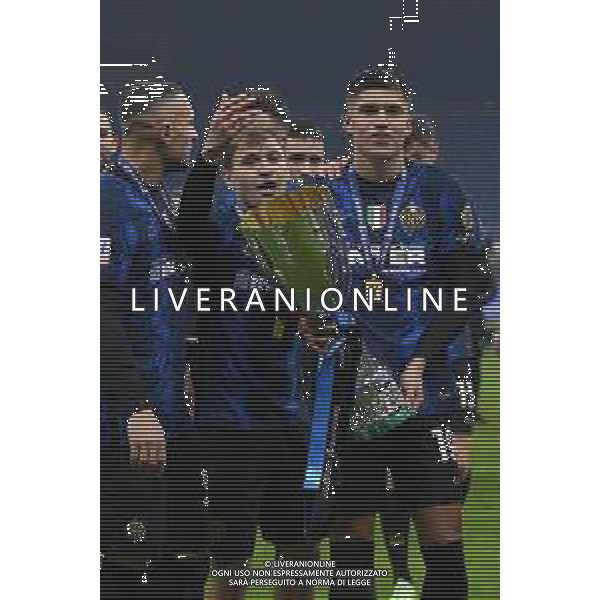 Milano 12.01.2022 Stadio Giuseppe Meazza ©Alessandro Falzone/Agenzia Aldo Liverani Inter vs Juventus Supercoppa Frecciarossa Nella foto : Premiazione Finale Inter nicolo\' barella e correa joaquin