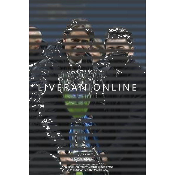 Milano 12.01.2022 Stadio Giuseppe Meazza ©Alessandro Falzone/Agenzia Aldo Liverani Inter vs Juventus Supercoppa Frecciarossa Nella foto : Simone Inzaghi e Steven Zhang con la Supercoppa