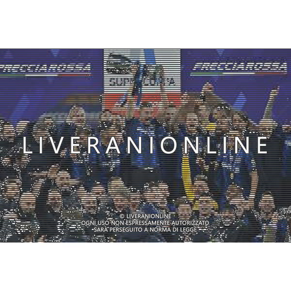 festeggiamenti Inter dopo la premiazione - edin dzeko con il trofeo Inter vs Juventus Finale Supercoppa Frecciarossa Milano 12-01-2022 Stadio Giuseppe Meazza - San Siro foto Roberto Garavaglia/ag. Aldo Liverani sas /AGENZIA ALDO LIVERANI SAS