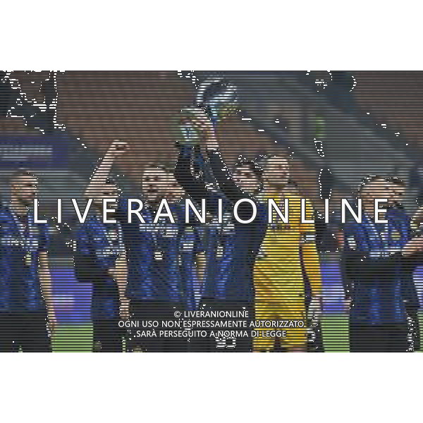 festeggiamenti Inter dopo la premiazione - Milan Skriniar (Inter) SX e Alessandro Bastoni (Inter) DX con il trofeo Inter vs Juventus Finale Supercoppa Frecciarossa Milano 12-01-2022 Stadio Giuseppe Meazza - San Siro foto Roberto Garavaglia/ag. Aldo Liverani sas /AGENZIA ALDO LIVERANI SAS