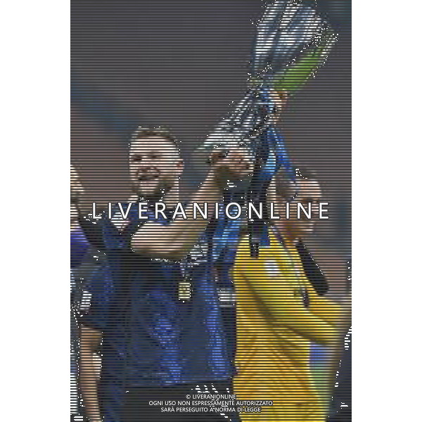 festeggiamenti Inter dopo la premiazione - Milan Skriniar (Inter) con il trofeo Inter vs Juventus Finale Supercoppa Frecciarossa Milano 12-01-2022 Stadio Giuseppe Meazza - San Siro foto Roberto Garavaglia/ag. Aldo Liverani sas /AGENZIA ALDO LIVERANI SAS