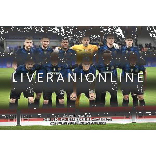 la formazione dell\'Inter, in piedi da SX Milan Skriniar, Stefan de Vrij, Denzel Dumfries, Samir Handanovic, Edin Dzeko e Alessandro Bastoni; in basso da SX Marcelo Brozovic, Nicolo\' Barella, Lautaro Martinez, Ivan Perisic e Hakan Calhanoglu Inter vs Juventus Finale Supercoppa Frecciarossa Milano 12-01-2022 Stadio Giuseppe Meazza - San Siro foto Roberto Garavaglia/ag. Aldo Liverani sas /AGENZIA ALDO LIVERANI SAS