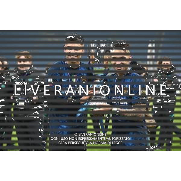 festeggiamenti Inter dopo la premiazione - joaquin correa e lautaro martinez con il trofeo Inter vs Juventus Finale Supercoppa Frecciarossa Milano 12-01-2022 Stadio Giuseppe Meazza - San Siro foto Roberto Garavaglia/ag. Aldo Liverani sas /AGENZIA ALDO LIVERANI SAS