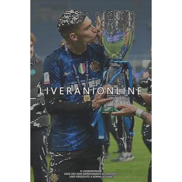 festeggiamenti Inter dopo la premiazione - joaquin correa bacia il trofeo Inter vs Juventus Finale Supercoppa Frecciarossa Milano 12-01-2022 Stadio Giuseppe Meazza - San Siro foto Roberto Garavaglia/ag. Aldo Liverani sas /AGENZIA ALDO LIVERANI SAS