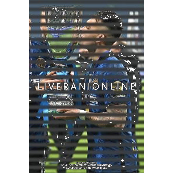 festeggiamenti Inter dopo la premiazione - lautaro martinez bacia il trofeo Inter vs Juventus Finale Supercoppa Frecciarossa Milano 12-01-2022 Stadio Giuseppe Meazza - San Siro foto Roberto Garavaglia/ag. Aldo Liverani sas /AGENZIA ALDO LIVERANI SAS