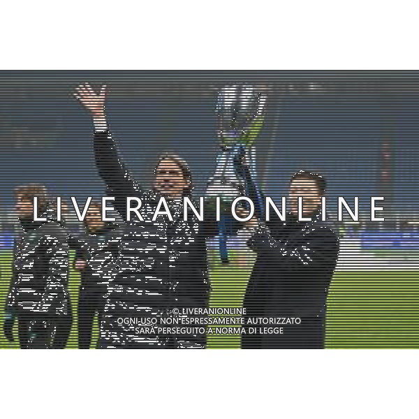 festeggiamenti Inter dopo la premiazione - Simone Inzaghi allenatore Inter e e Steven Zhang DX presidente Inter con il trofeo Inter vs Juventus Finale Supercoppa Frecciarossa Milano 12-01-2022 Stadio Giuseppe Meazza - San Siro foto Roberto Garavaglia/ag. Aldo Liverani sas /AGENZIA ALDO LIVERANI SAS