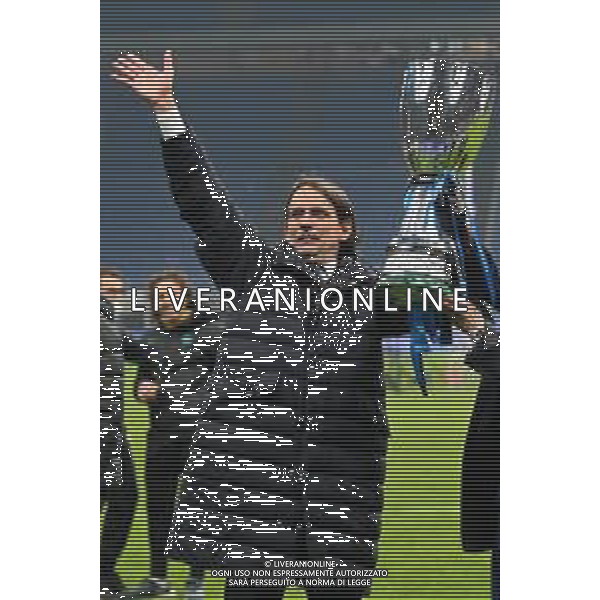festeggiamenti Inter dopo la premiazione - Simone Inzaghi allenatore Inter con il trofeo Inter vs Juventus Finale Supercoppa Frecciarossa Milano 12-01-2022 Stadio Giuseppe Meazza - San Siro foto Roberto Garavaglia/ag. Aldo Liverani sas /AGENZIA ALDO LIVERANI SAS