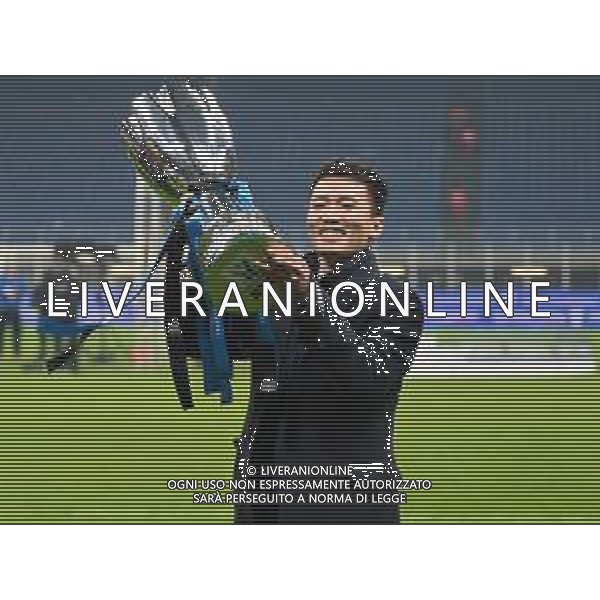 festeggiamenti Inter dopo la premiazione - Steven Zhang DX presidente Inter con il trofeo Inter vs Juventus Finale Supercoppa Frecciarossa Milano 12-01-2022 Stadio Giuseppe Meazza - San Siro foto Roberto Garavaglia/ag. Aldo Liverani sas /AGENZIA ALDO LIVERANI SAS