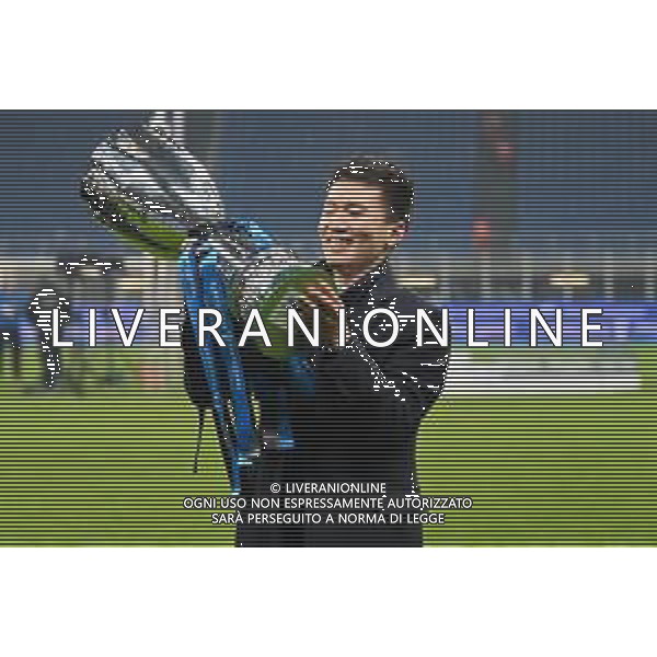 festeggiamenti Inter dopo la premiazione - Steven Zhang DX presidente Inter con il trofeo Inter vs Juventus Finale Supercoppa Frecciarossa Milano 12-01-2022 Stadio Giuseppe Meazza - San Siro foto Roberto Garavaglia/ag. Aldo Liverani sas /AGENZIA ALDO LIVERANI SAS