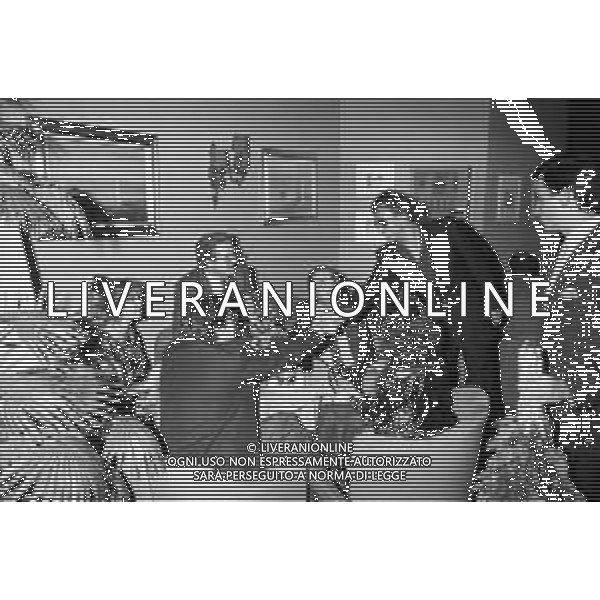 RETROSPETTIVA DEL CANTANTE FRANCO CALIFANO MENTRE SI ESIBISCE AD UNA SERATA AL RISTORANTE MAXIM DI MILANO NEL 1986 ©ARCHIVIO AGENZIA ALDO LIVERANI SAS