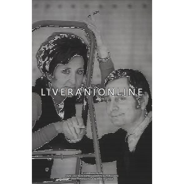 RETROSPETTIVA ANTONELLA STENI ATTRICE NELLA FOTO ANTONELLA STENI A ROMA NELL\'ANNO 1970 CON ENRICO SIMONETTI AG ALDO LIVERANI SAS