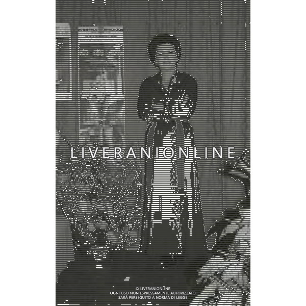 RETROSPETTIVA ANTONELLA STENI ATTRICE NELLA FOTO ANTONELLA STENI A MILANO NELL\'ANNO 1979 IN UNA COMMEDIA TEATRALE AG ALDO LIVERANI SAS 