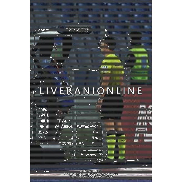 Roma vs Cagliari Campionato Serie A TIM - 22 giornata Stadio Olimpico - Roma 16-01-2022 nella foto arbitro Maggioni consulta il Var ©Federico Gaetano/AGENZIA ALDO LIVERANI SAS