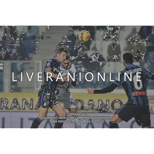 Berat Djimsiti (Atalanta) anticipa sottoporta Hakan Calhanoglu (Inter) Atalanta vs Inter Campionato Serie A TIM - 22a giornata Bergamo 16-01-2022 Gewiss Stadium - Stadio Atleti Azzurri d\'Italia foto Roberto Garavaglia/ag. Aldo Liverani sas/AGENZIA ALDO LIVERANI SAS