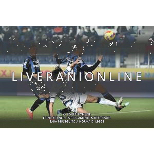 Giuseppe Pezzella (Atalanta) anticipa sottoporta Matteo Darmian (Inter) Atalanta vs Inter Campionato Serie A TIM - 22a giornata Bergamo 16-01-2022 Gewiss Stadium - Stadio Atleti Azzurri d\'Italia foto Roberto Garavaglia/ag. Aldo Liverani sas/AGENZIA ALDO LIVERANI SAS