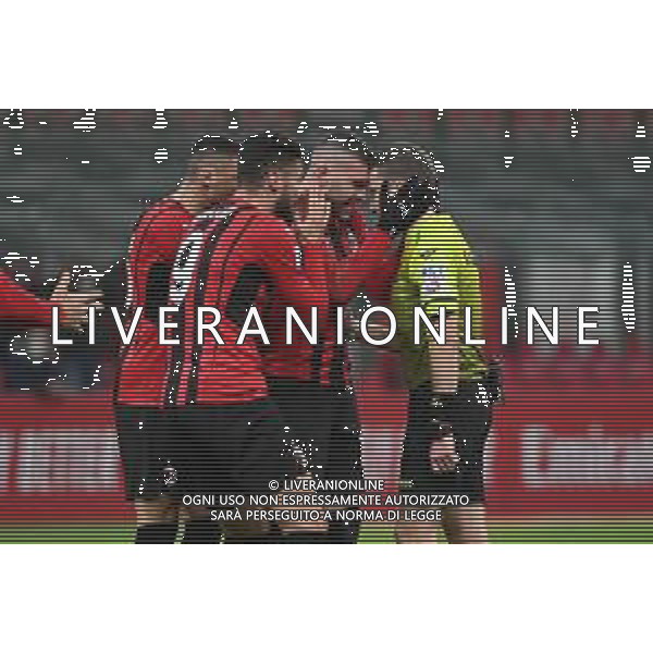 Proteste con l\'arbitro Marco Serra di Torino circondato dai giocatori del Milan dopo che ha interrotto il gioco senza concedere il vantaggio al Milan per una chiara occasione da gol Milan vs Spezia Campionato Serie A TIM - 22a giornata Milano 17-01-2022 Stadio Giuseppe Meazza - San Siro foto Roberto Garavaglia/ag. Aldo Liverani sas/AGENZIA ALDO LIVERANI SAS