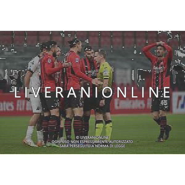 proteste con l\'arbitro Marco Serra di Torino circondato dai giocatori del Milan dopo che ha interrotto il gioco senza concedere il vantaggio al Milan per una chiara occasione da gol Milan vs Spezia Campionato Serie A TIM - 22a giornata Milano 17-01-2022 Stadio Giuseppe Meazza - San Siro foto Roberto Garavaglia/ag. Aldo Liverani sas/AGENZIA ALDO LIVERANI SAS