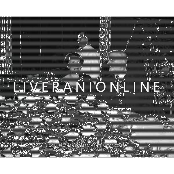 RETROSPETTIVA CARLO SFORZA MINISTRO DEGLI ESTERI NELLA FOTO CARLO SFORZA MINISTRO DEGLI ESTERI A UN RICEVIMENTO NELL\'ANNO 1950 A ROMA CON LA MOGLIE Valentina Errembault de Dudzeele AG ALDO LIVERANI SAS