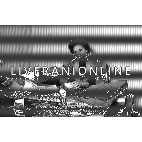 RETROSPETTIVA ANTONELLA STENI ATTRICE NELLA FOTO ANTONELLA STENI A MILANO NELL\'ANNO 1977 AG ALDO LIVERANI SAS