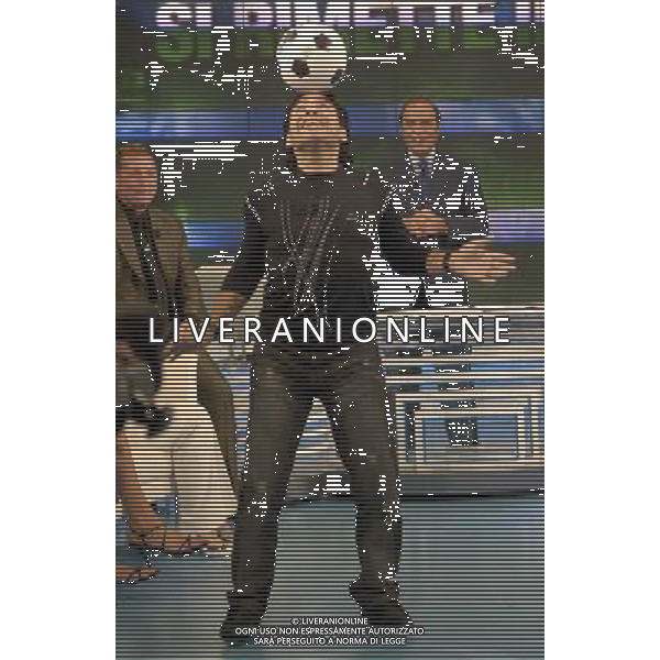 ROMA, 4 OTTOBRE 2005 PORTA A PORTA CON DIEGO ARMANDO MARADONA NELLA FOTO: DIEGO ARMANDO MARADONA SI ESIBISCE CON UN PALLONE IN STUDIO A PORTA A PORTA FOTO AG. ALDO LIVERANI