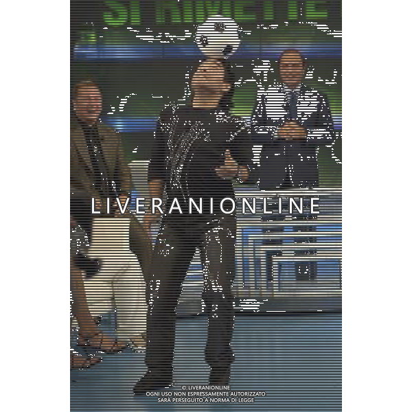 ROMA, 4 OTTOBRE 2005 PORTA A PORTA CON DIEGO ARMANDO MARADONA NELLA FOTO: DIEGO ARMANDO MARADONA SI ESIBISCE CON UN PALLONE IN STUDIO A PORTA A PORTA FOTO AG. ALDO LIVERANI