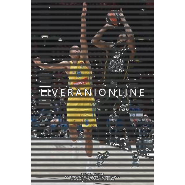 ¬© TVRG Troy Daniels (Olimpia Milano) e sulla SX Louis Olinde (Alba Berlino) AX Armani Exchange Milano vs Alba Berlino Turkish Airlines EuroLeague - 18a giornata regular season Assago (MI) 18-01-2022 Mediolanum Forum foto Roberto Garavaglia/ag. Aldo Liverani sas/AGENZIA ALDO LIVERANI SAS