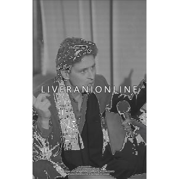 17-02-1986 MILANO TERRAZZA MARTINI CONFERENZA STAMPA MICHAEL DOUGLAS NELLA FOTO MICHAEL DOUGLAS AG ALDO LIVERANI SAS