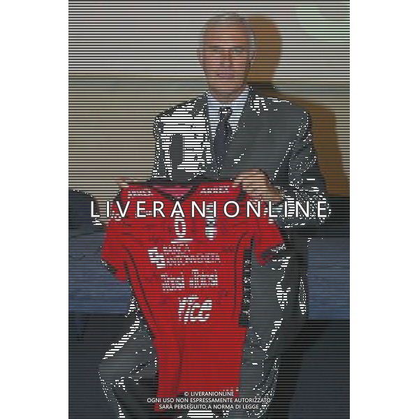 MILANO 5/10/2005 CORSO VITTORIA, 16 PRESENTAZIONE ALLA STAMPA DEL NUOVO SPONSOR DELLA SISLEY VOLLEY -TOTOSI- NELLA FOTO GIORGIO BUZZAVO PRESIDENTE DELLA SISLEY VOLLEI CON LA NUOVA MAGLIETTA DELLA SQUADRA FOTO ROMANO/AG ALDO LIVERANI 