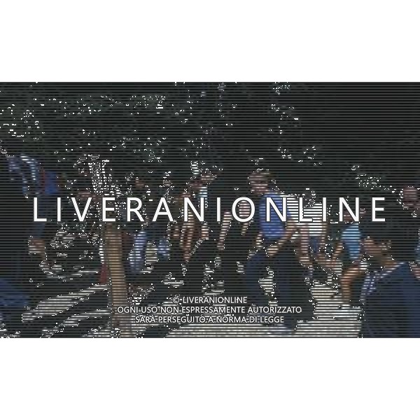 RETROSPETTIVA CARDINALE CARLO MARIA MARTINI NELLA FOTO IL CARDINALE CARLO MARIA MARTINI CON I RAGAZZI DELL\'ORATORIO NELL\'ANNO 1984  AG ALDO LIVERANI SAS  