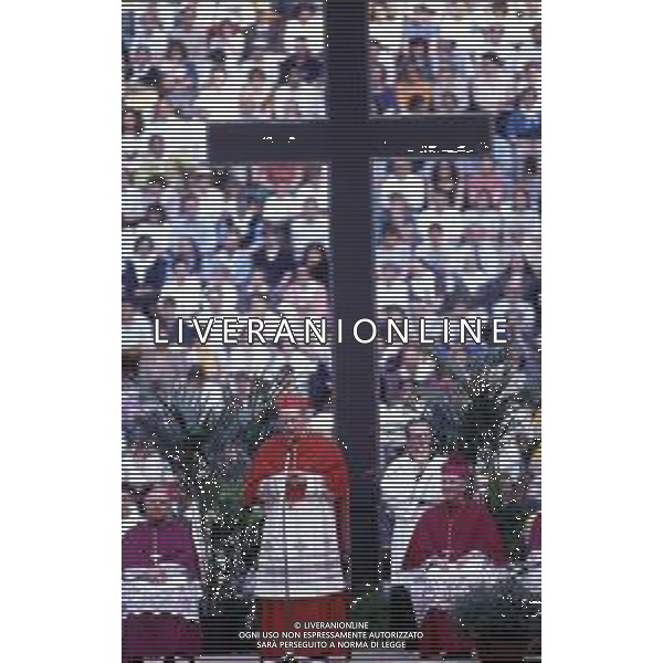 RETROSPETTIVA CARDINALE CARLO MARIA MARTINI NELLA FOTO IL CARDINALE CARLO MARIA MARTINI A MILANO NELL\'ANNO 1993 A SAN SIRO UN POPOLO PER LA VITA AG ALDO LIVERANI SAS 