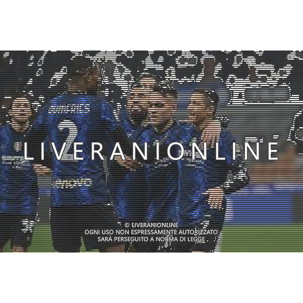esultanza Inter dopo il gol dell\'1 a 0 Alexis Sanchez con lautaro martinez e arturo vidal e dumfries Inter vs Empoli Coppa Italia Frecciarossa - ottavi di finale Milano 19-01-2022 Stadio Giuseppe Meazza - San Siro foto Roberto Garavaglia/ag. Aldo Liverani sas /AGENZIA ALDO LIVERANI SAS