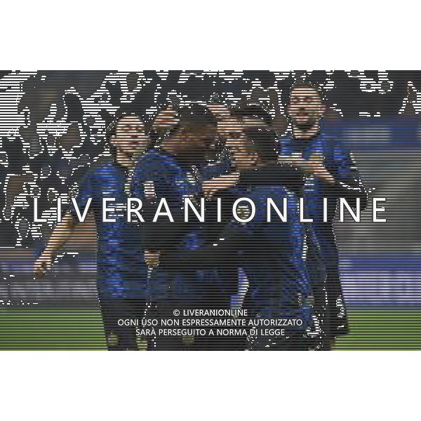 esultanza Inter dopo il gol dell\'1 a 0 Alexis Sanchez con lautaro martinez e arturo vidal e dumfries Inter vs Empoli Coppa Italia Frecciarossa - ottavi di finale Milano 19-01-2022 Stadio Giuseppe Meazza - San Siro foto Roberto Garavaglia/ag. Aldo Liverani sas /AGENZIA ALDO LIVERANI SAS