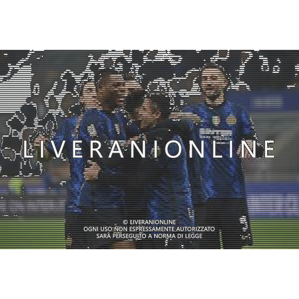 esultanza Inter dopo il gol dell\'1 a 0 Alexis Sanchez con lautaro martinez e arturo vidal e dumfries Inter vs Empoli Coppa Italia Frecciarossa - ottavi di finale Milano 19-01-2022 Stadio Giuseppe Meazza - San Siro foto Roberto Garavaglia/ag. Aldo Liverani sas /AGENZIA ALDO LIVERANI SAS